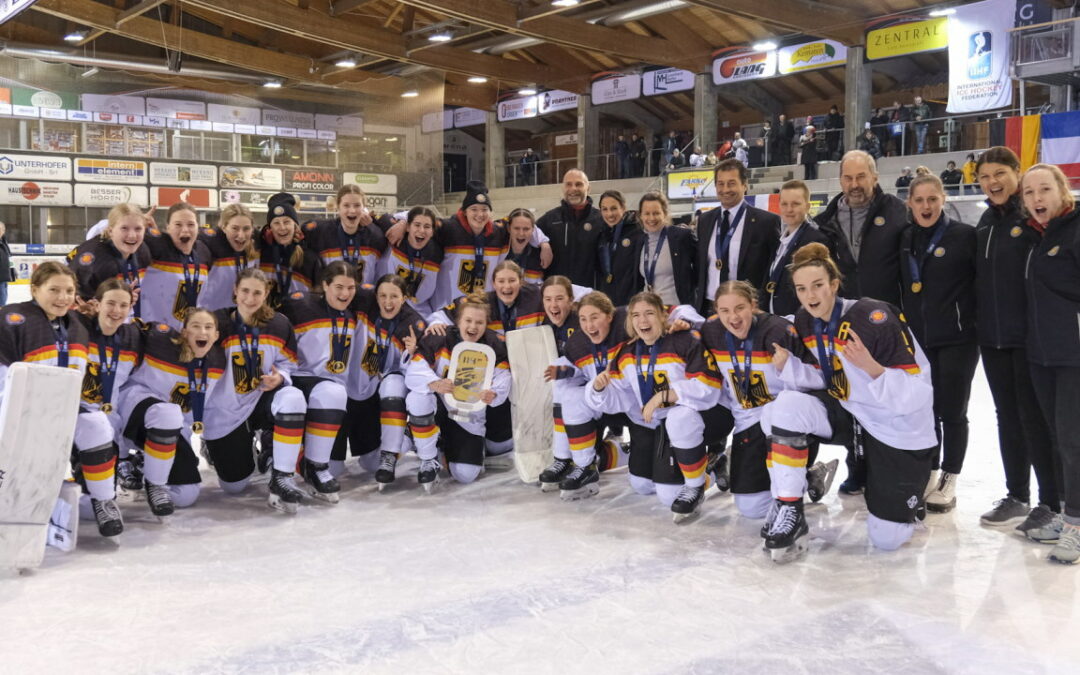 Ice Aliens Spielerin Felina Klare steigt mit der Frauen U18 Nationalmannschaft in die höchste Spielklasse der IIHF auf