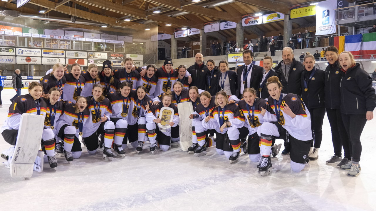 Ice Aliens Spielerin Felina Klare steigt mit der Frauen U18 Nationalmannschaft in die höchste Spielklasse der IIHF auf